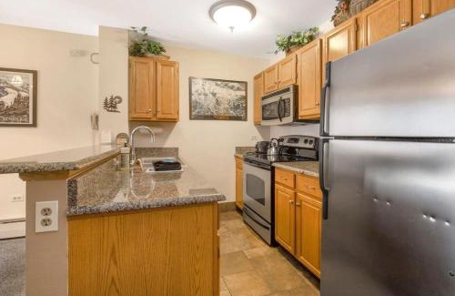 Historic District Apartment | Heart of Breck Studio Hot tub Pool and Parking