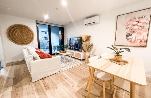 Reid Apartment | Heart of City - Pool - Parking - Self check-in