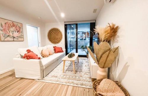 Reid Apartment | Heart of City - Pool - Parking - Self check-in
