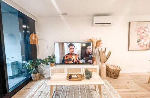 Reid Apartment | Heart of City - Pool - Parking - Self check-in