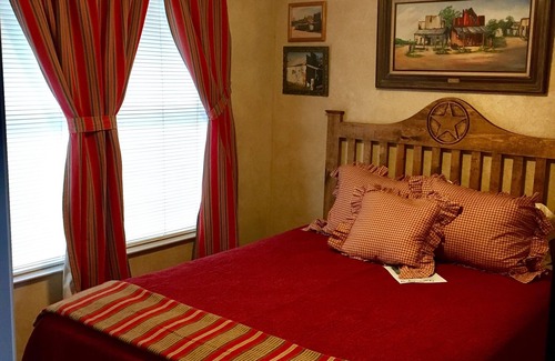 Fredonia Cabin | Heart of Heart Guest Lodge 5 bedroom,5 baths,den,kitchen. Mason County