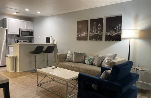 Knox - Henderson Apartment | Heart of Henderson - Modern with Comfy King Bed