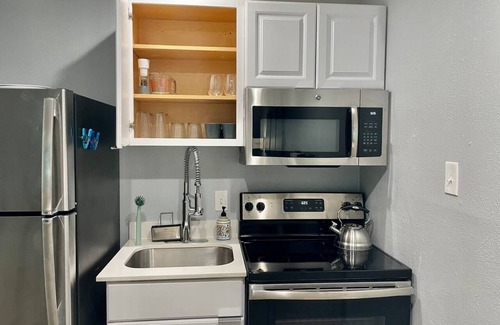 Knox - Henderson Apartment | Heart of Henderson - Modern with Comfy King Bed