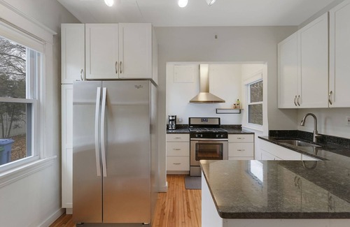Ecco House | Heart of Lakes & Uptown -walk to coffee, lakes and shops + mins from MOA and DT