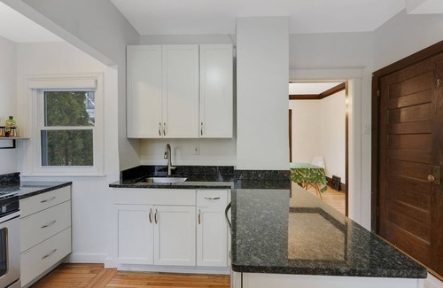 Ecco House | Heart of Lakes & Uptown -walk to coffee, lakes and shops + mins from MOA and DT