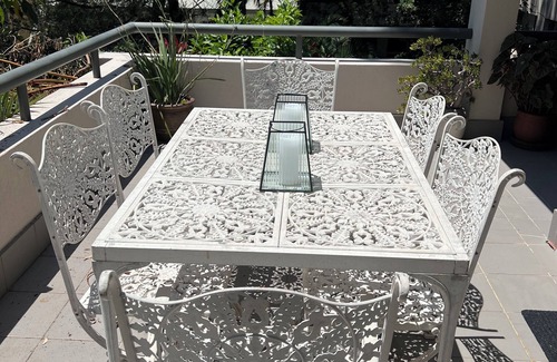Newport Apartment | Heart of Newport, Minutes to the Beach, Spacious 3 Bedroom Apartment