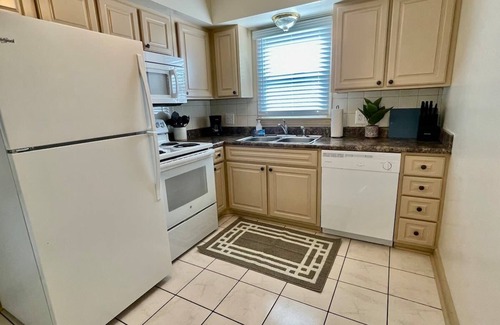 Joslyn Castle Apartment | Heart of Omaha, Steps to UNMC and Dining