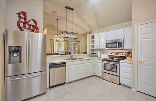 Rowlett House | Heart of Rowlett - 3 BD,2BA Cozy Getaway w Patio