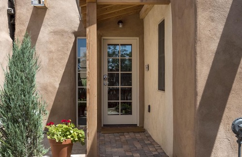 Downtown Santa Fe House | Heart of Santa Fe old adobe casa-Quick walk to Plaza, Railyard and Canyon Rd.