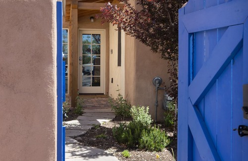 Downtown Santa Fe House | Heart of Santa Fe old adobe casa-Quick walk to Plaza, Railyard and Canyon Rd.