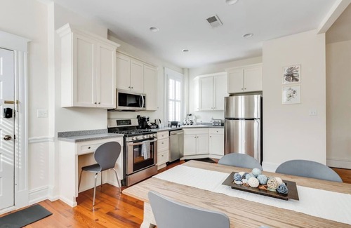 Fan District House | Heart of the Fan: 2BR/2BA Strawberry Street Stay