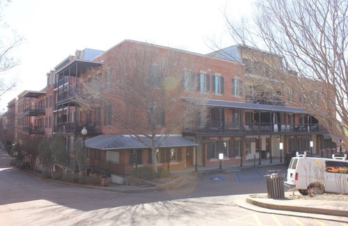 Oxford Condo | Heart of the Square-Walk to Grove!