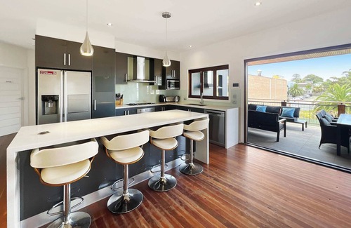 Shellharbour House | Heart of the Village - Walk to the Waters Edge