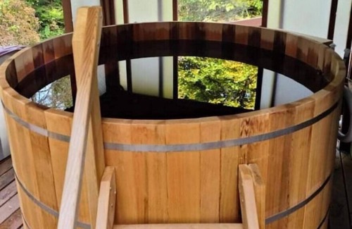 Buckley RV Rental | Heart Yurt | Cedar Hot Tub | 1 hr to Skiing & Mt Rainier