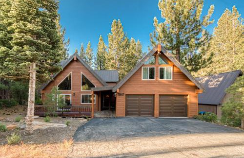Truckee House | Hearthlight Cabin at Tahoe Donner by Tahoe Getaways - Pet-Friendly 3BR w Guest Suite