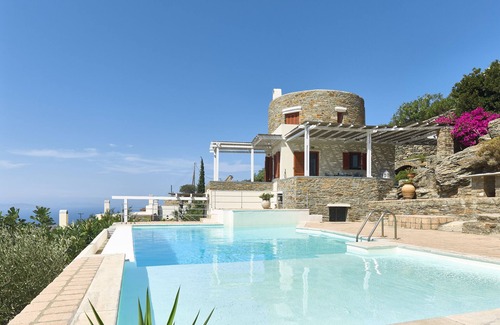 Kea House | Hearty Pool - Comfortable Accommodation with Pool and Sea Views