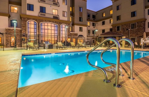 Chandler Apartment | Heated Outdoor Pool + Hot Tub + Fitness Center Access | Centrally-Located Studio