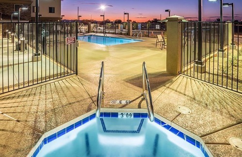 Chandler Apartment | Heated Outdoor Pool + Hot Tub + Fitness Center Access | Centrally-Located Studio