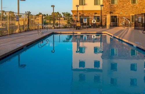 Chandler Apartment | Heated Outdoor Pool + Hot Tub + Fitness Center Access | Centrally-Located Studio