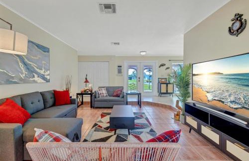 Crystal River House | Heated pool 3 mins Sister Spring