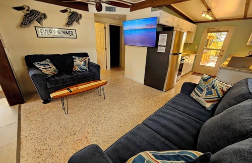 Englewood House | Heated Pool, Bikes, Kayaks, Sups, Outdoor Tiki Bar with TV! & Corn Hole Court