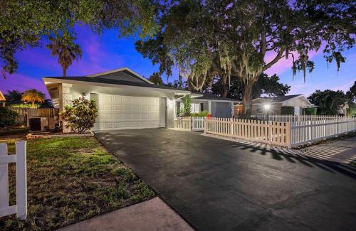 Largo Villa | Heated Pool House: Beach 3Miles · Bar · BBQ & GYM!