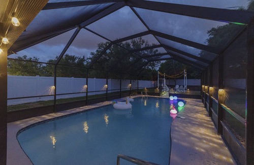 South Daytona House | Heated pool house 4 miles away from the beach.