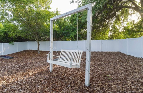 South Daytona House | Heated pool house 4 miles away from the beach.