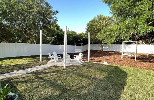 South Daytona House | Heated pool house 4 miles away from the beach.
