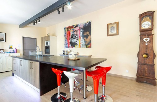Monbazillac Villa | Heated pool, jacuzzi, vineyard views. Walk to restaurant, market, wine tasting