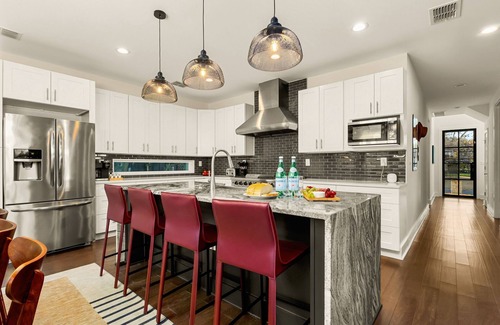 Galindo Villa | Heated Pool, MiniGolf, Karaoke, Game Room, Spa, 2mi to DT - SoCo Cowgirl