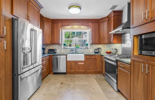 Delray Beach House | Heated Pool/Spa & Putting Green! Walk to 'The Ave' - 1.3mi to beach
