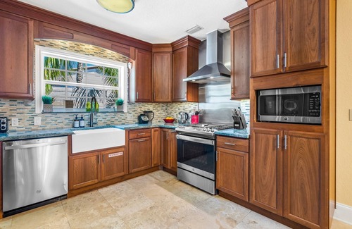 Delray Beach House | Heated Pool/Spa & Putting Green! Walk to 'The Ave' - 1.3mi to beach