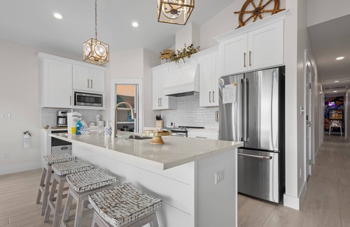 Gulf Shores House | HEATED Private Pool 🌴NEW HOUSE☀️Beach Across Street☀️Entertainment Area Outdoor TV