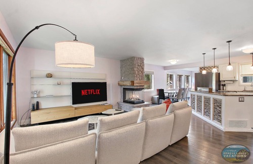 Lake Geneva House | Heated Saltwater Pool |Outdoor Kitchen, Bar & TV |Poolside Seating |Gas Fireplace |Near Downtown