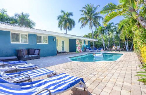 South Corals House | Heated Saltwater Pool 6min to Beach Tropical Oasis