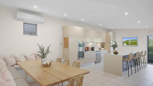 Bateau Bay House | Heated Swimming Pool and Walk To Beach
