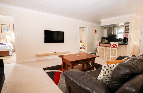 Buxted Cottage | HEATH RETREAT, family friendly, with pool in Buxted