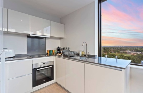 Sunbury on Thames Condo | Heathrow Apartment Sleeps 4