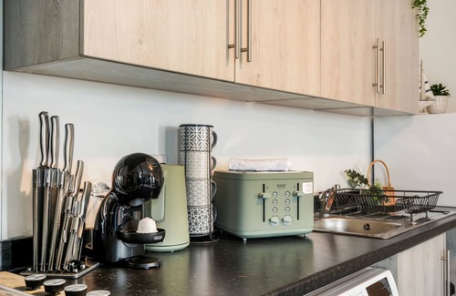 George Green Apartment | Heathrow Gateway Apartment with Balcony & Parking