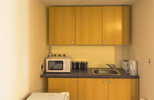 Harlington Bed & Breakfast | Heathrow Lodge B&B
