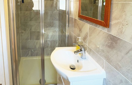 Harlington Bed & Breakfast | Heathrow Lodge B&B