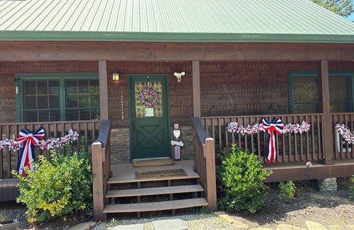 Townsend Cabin | Heavenly Cabin Look NO Further - Hot Tub