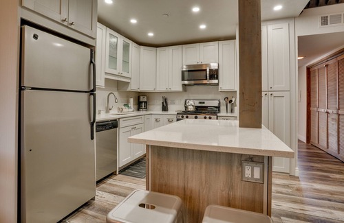Tahoe Village Condo | Heavenly Ski Condo, Modern, close to town, beaches and skiing (SL759U)