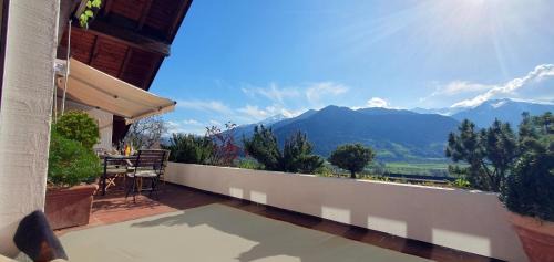 Jenins Apartment | HeidiHoliday-Jenins Grand Maisonette-Attika mit Office & Relax-Bereich, Aussenparkplatz & Garage, geschützte Sonnen-Panoramaterrasse, Aufgewertet 2024