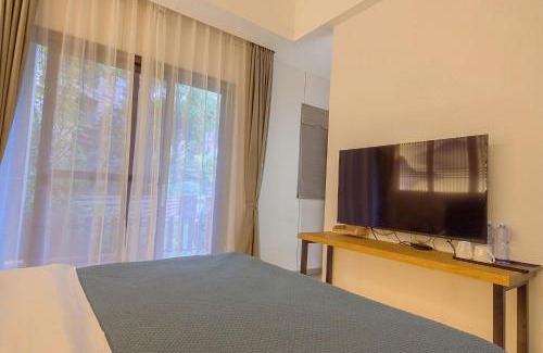 Emeishan House | Heinemann Hotel courtyard or terrace king room A108 with a jacuzzi and a local