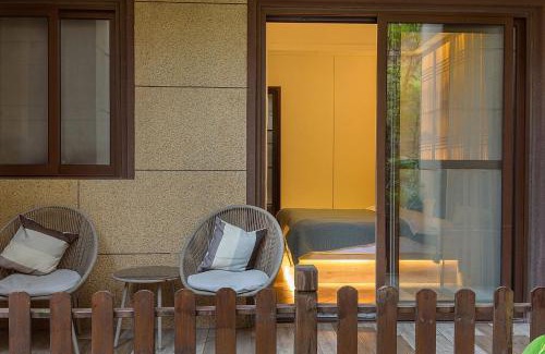 Emeishan House | Heinemann Hotel courtyard or terrace king room A108 with a jacuzzi and a local