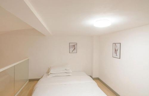 Emeishan House | Heinemann Hotel loft suite with two king beds B306 with a jacuzzi and a local