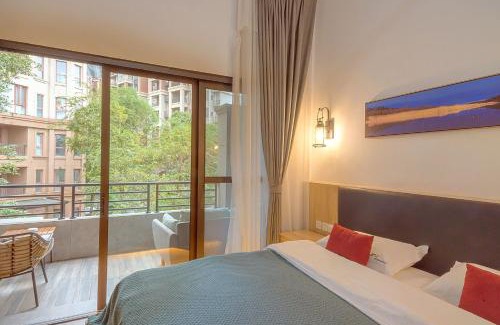 Emeishan House | Heinemann Hotel loft suite with two king beds B306 with a jacuzzi and a local
