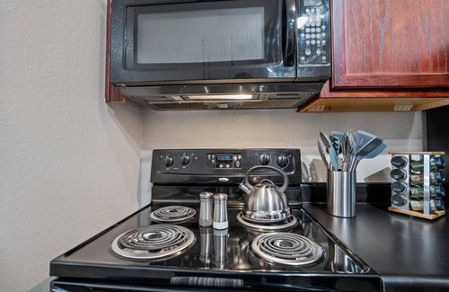 Downtown Oklahoma City Apartment | HEIRS VENTURES : PATRIOT - Near Civic Center . Museum . Oklahoma City Thunders . Self Check-In . With Washer and Dryer